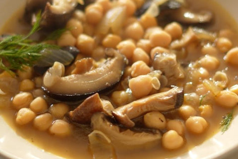 Receta vegetariana de garbanzos con setas shiitake y caldo vegano de El Paeller