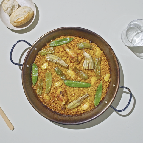 Paella Valenciana con tirabeques y alcachofas