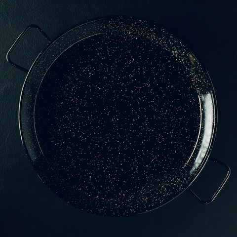El Paeller enameled induction paella pan lifestyle shot - easy to clean and maintain