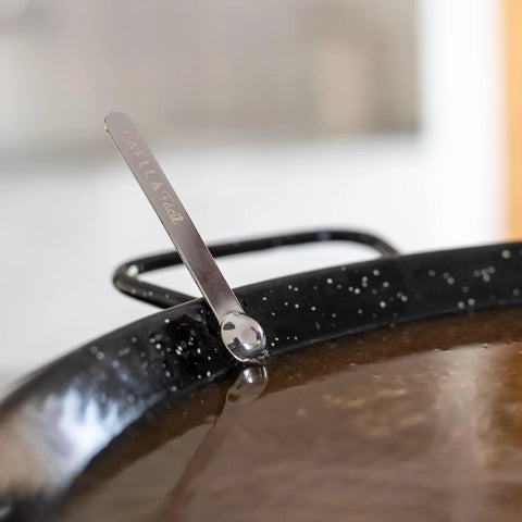 El Paeller Paella Broth Measurer - measurer attached to the paella pan rim
